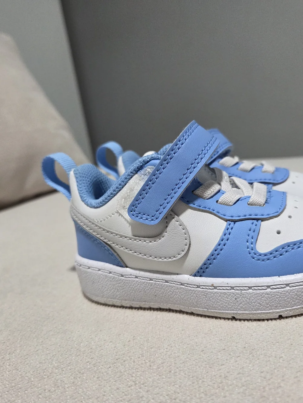 NWOT NIKE Kids Blue and White Sneaker with Hook-and-Loop Strap 5c